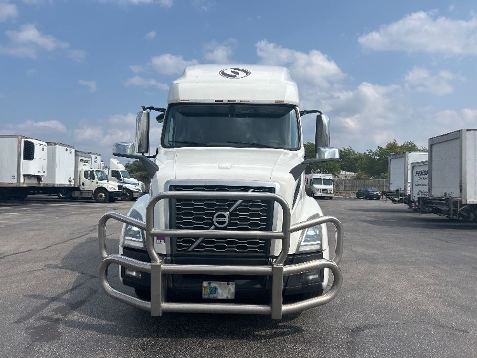 Sleeper Tractor-Heavy Duty Tractors-Volvo-2019-VNL64760-Brook Park-OH-549,987\n\t\tmiles-$ 60,500 - Image 2