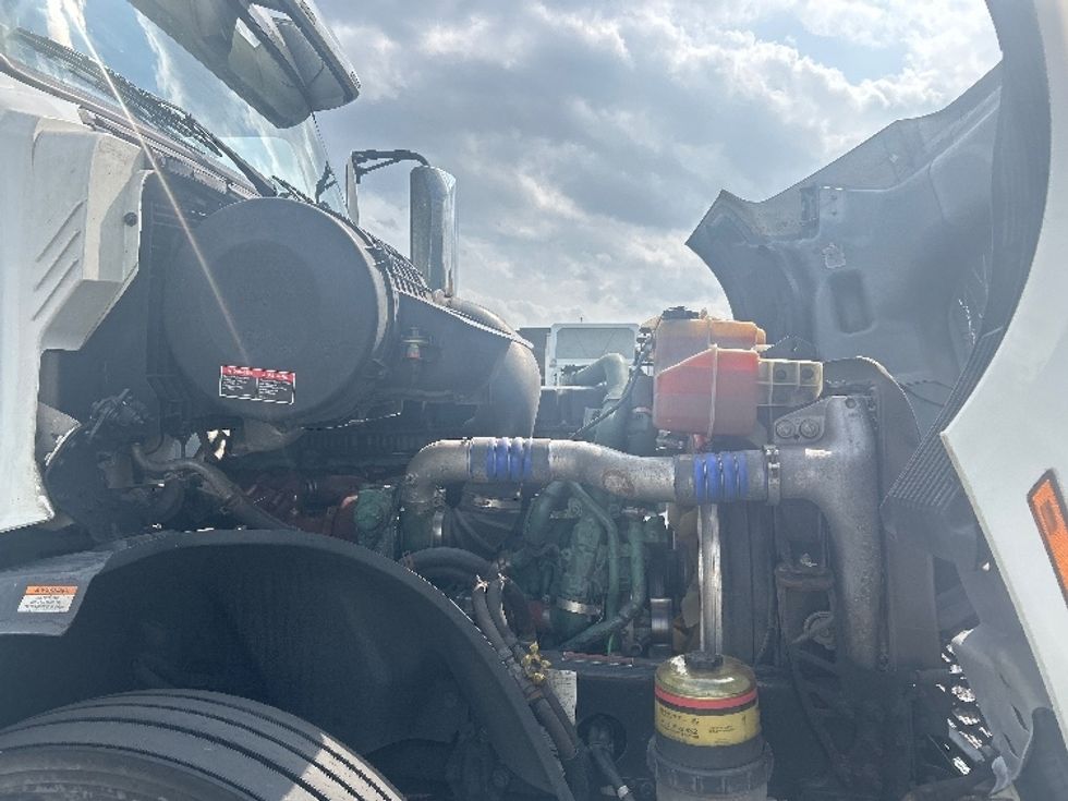 Sleeper Tractor-Heavy Duty Tractors-Volvo-2019-VNL64760-Brook Park-OH-549,987\n\t\tmiles-$ 60,500 - Image 20