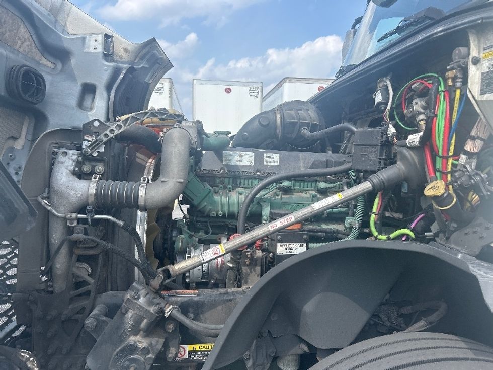 Sleeper Tractor-Heavy Duty Tractors-Volvo-2019-VNL64760-Brook Park-OH-549,987\n\t\tmiles-$ 60,500 - Image 21