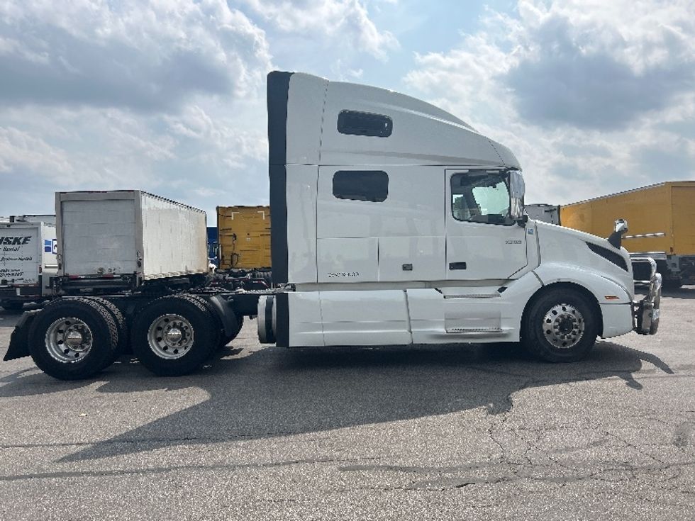 Sleeper Tractor-Heavy Duty Tractors-Volvo-2019-VNL64760-Brook Park-OH-549,987\n\t\tmiles-$ 60,500 - Image 8