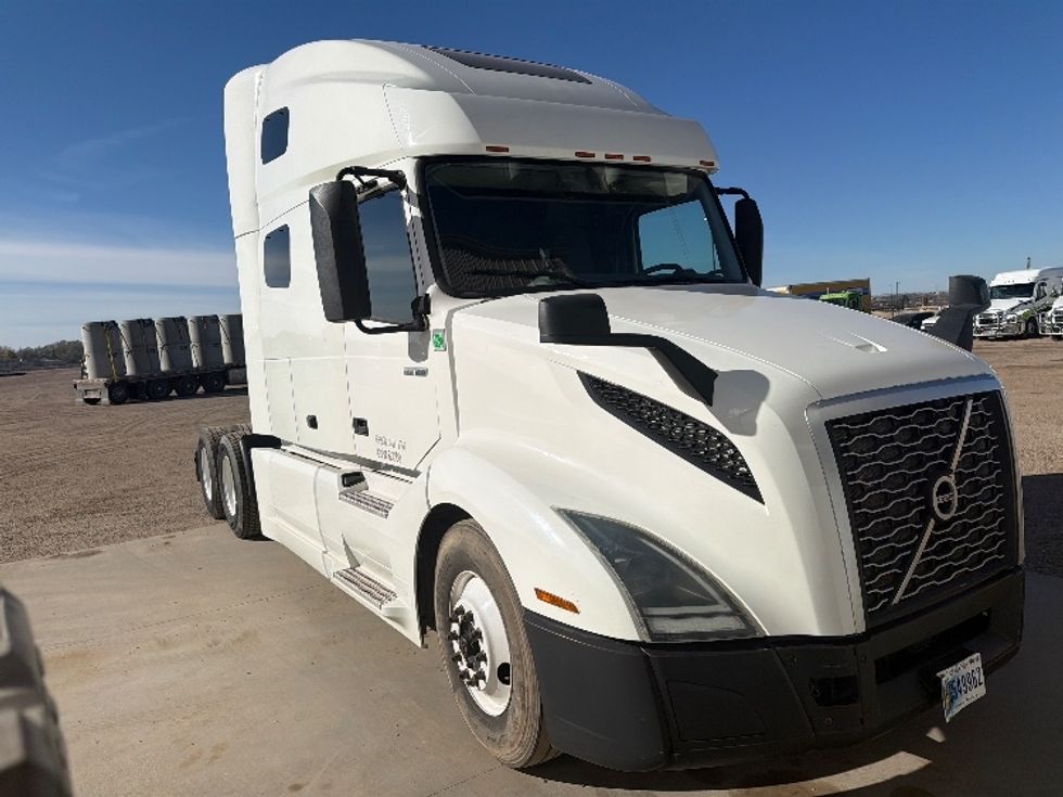 Sleeper Tractor-Heavy Duty Tractors-Volvo-2019-VNL64760-Caldwell-ID-365,884\n\t\tmiles-$ 66,000 - Image 1