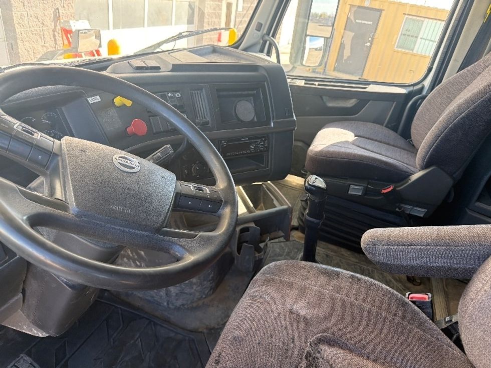 Sleeper Tractor-Heavy Duty Tractors-Volvo-2019-VNL64760-Caldwell-ID-365,884\n\t\tmiles-$ 66,000 - Image 10