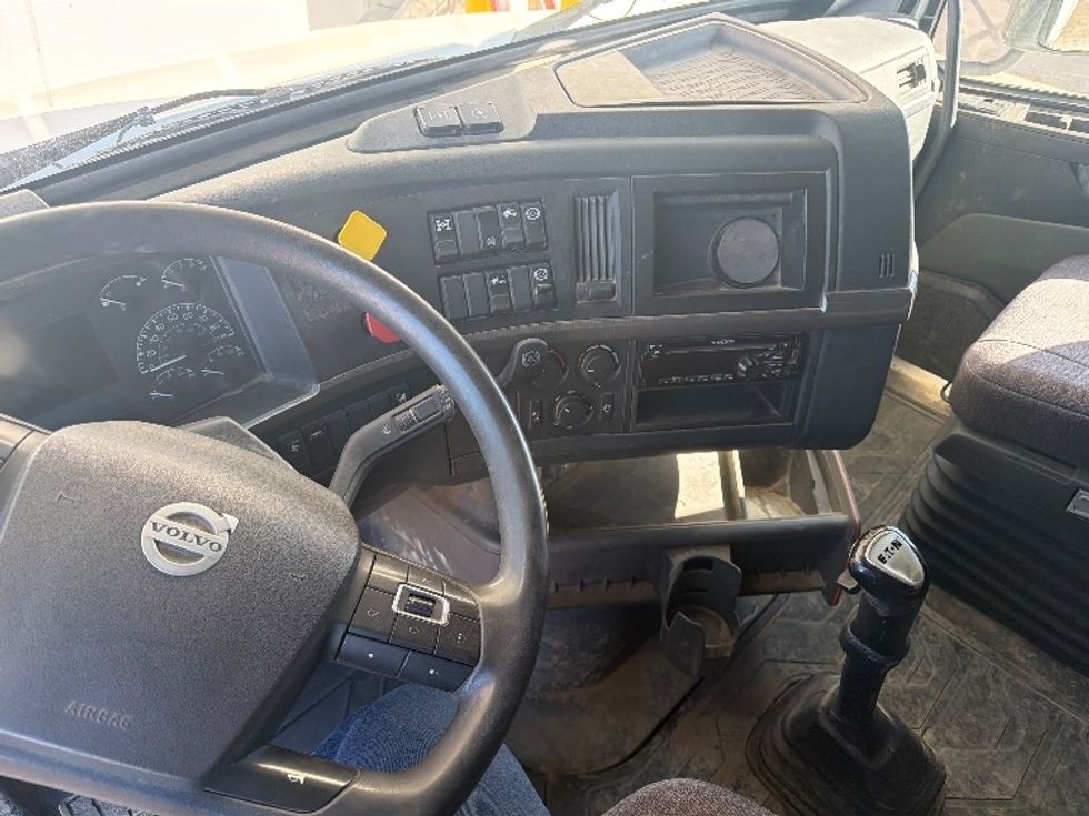 Sleeper Tractor-Heavy Duty Tractors-Volvo-2019-VNL64760-Caldwell-ID-365,884\n\t\tmiles-$ 66,000 - Image 11