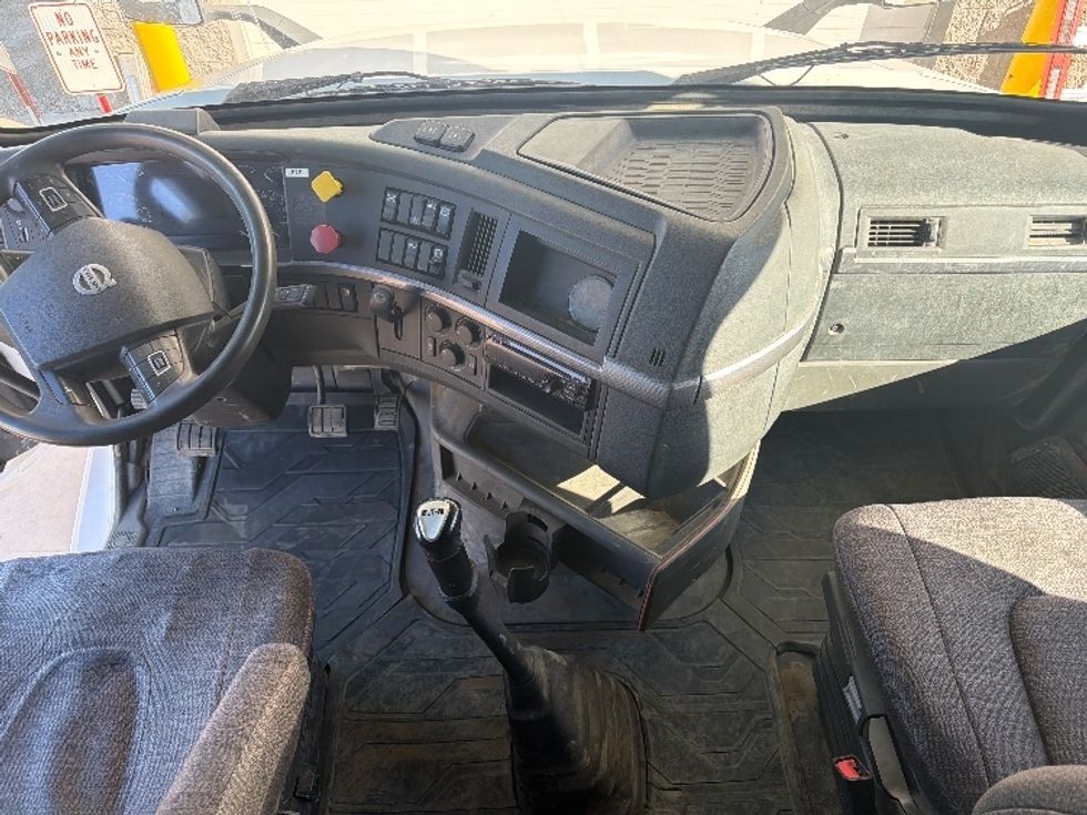 Sleeper Tractor-Heavy Duty Tractors-Volvo-2019-VNL64760-Caldwell-ID-365,884\n\t\tmiles-$ 66,000 - Image 12