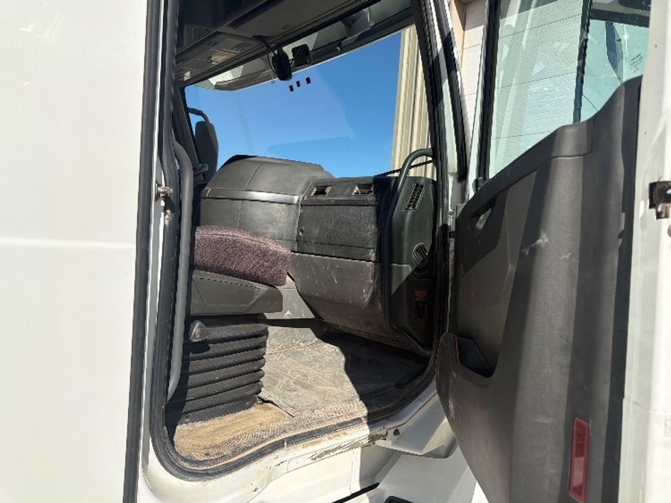 Sleeper Tractor-Heavy Duty Tractors-Volvo-2019-VNL64760-Caldwell-ID-365,884\n\t\tmiles-$ 66,000 - Image 13