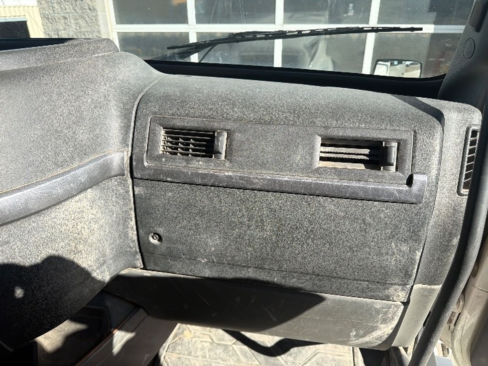 Sleeper Tractor-Heavy Duty Tractors-Volvo-2019-VNL64760-Caldwell-ID-365,884\n\t\tmiles-$ 66,000 - Image 14