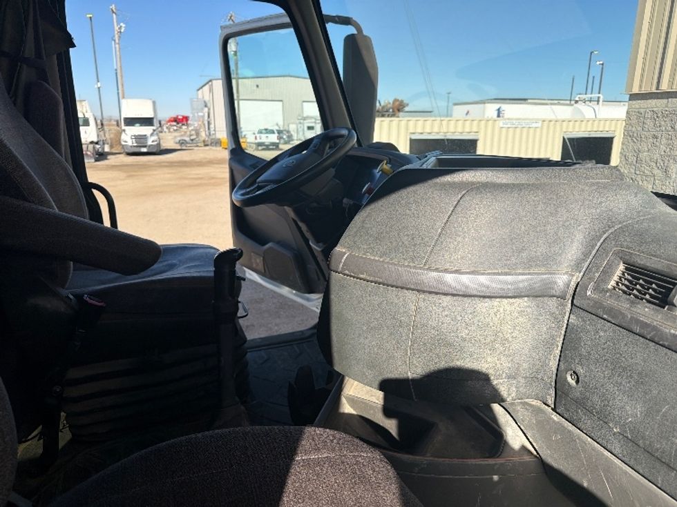 Sleeper Tractor-Heavy Duty Tractors-Volvo-2019-VNL64760-Caldwell-ID-365,884\n\t\tmiles-$ 66,000 - Image 15