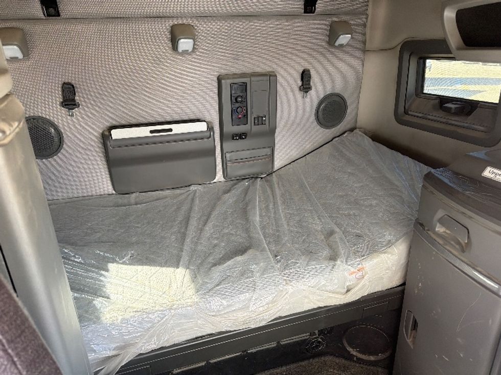 Sleeper Tractor-Heavy Duty Tractors-Volvo-2019-VNL64760-Caldwell-ID-365,884\n\t\tmiles-$ 66,000 - Image 16