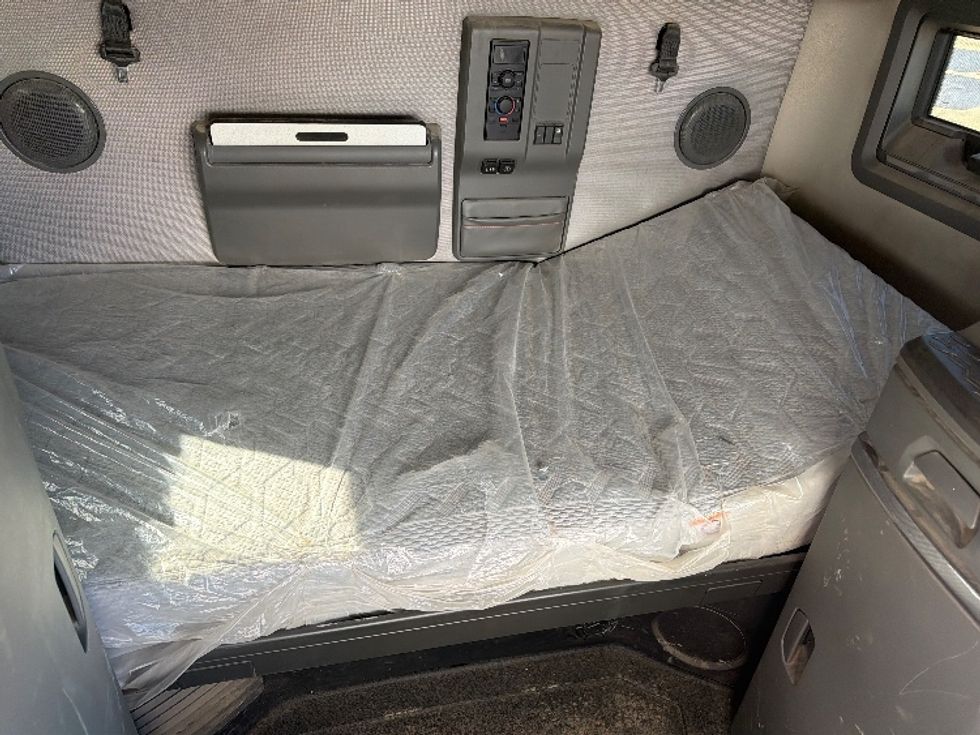 Sleeper Tractor-Heavy Duty Tractors-Volvo-2019-VNL64760-Caldwell-ID-365,884\n\t\tmiles-$ 66,000 - Image 17