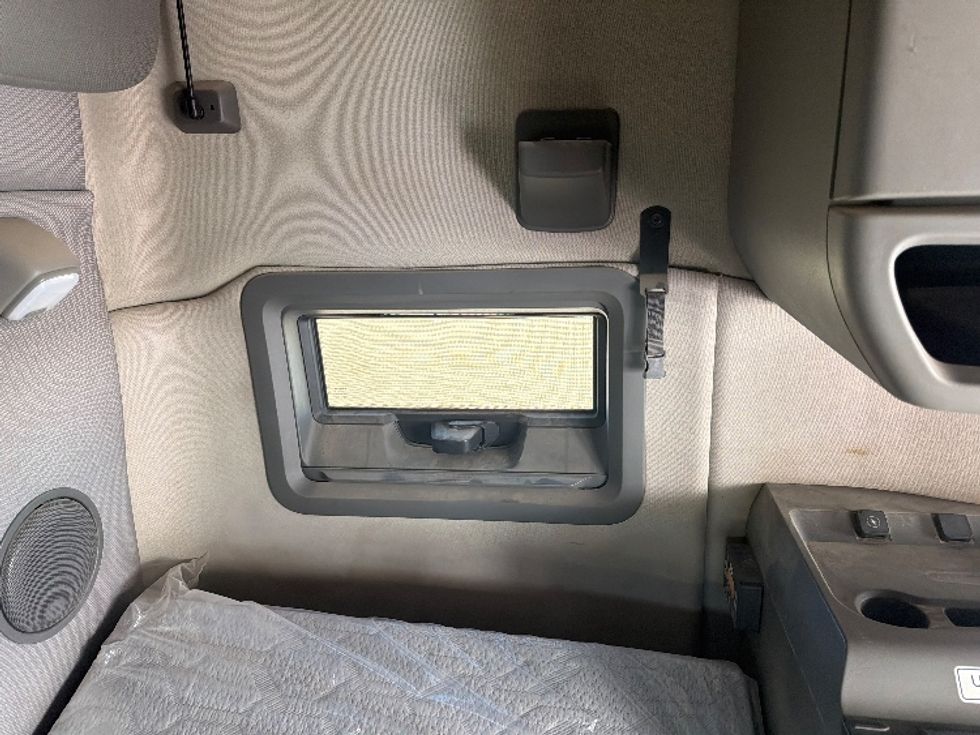 Sleeper Tractor-Heavy Duty Tractors-Volvo-2019-VNL64760-Caldwell-ID-365,884\n\t\tmiles-$ 66,000 - Image 18