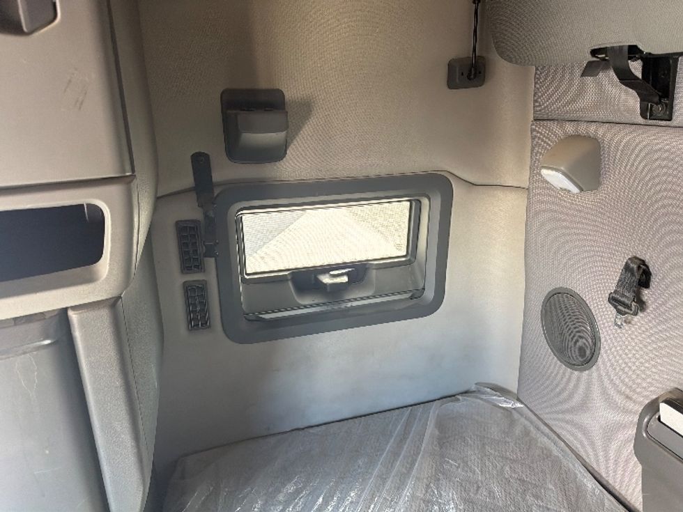 Sleeper Tractor-Heavy Duty Tractors-Volvo-2019-VNL64760-Caldwell-ID-365,884\n\t\tmiles-$ 66,000 - Image 19