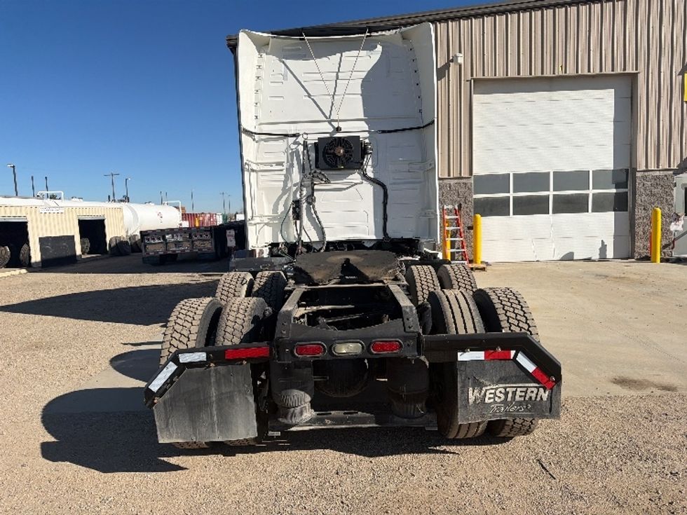 Sleeper Tractor-Heavy Duty Tractors-Volvo-2019-VNL64760-Caldwell-ID-365,884\n\t\tmiles-$ 66,000 - Image 6