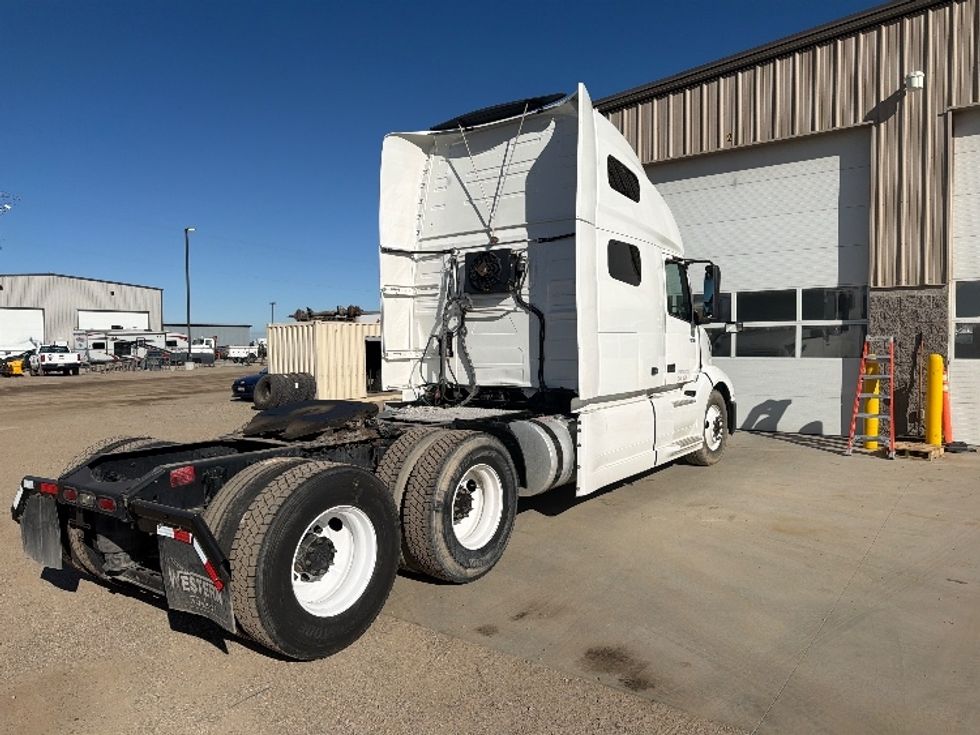 Sleeper Tractor-Heavy Duty Tractors-Volvo-2019-VNL64760-Caldwell-ID-365,884\n\t\tmiles-$ 66,000 - Image 7