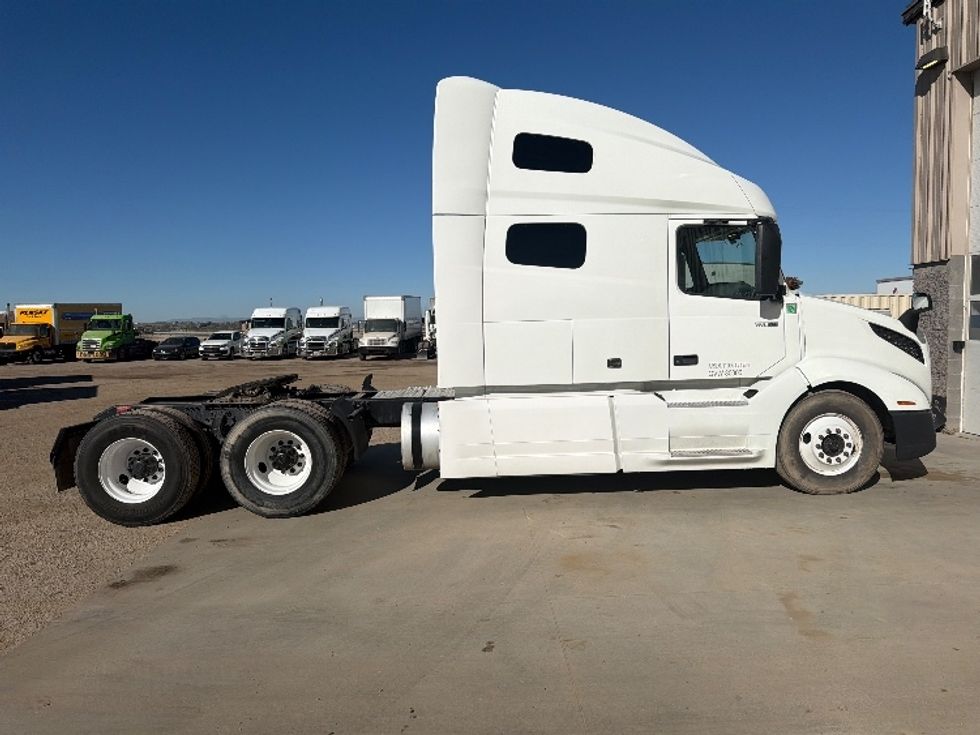 Sleeper Tractor-Heavy Duty Tractors-Volvo-2019-VNL64760-Caldwell-ID-365,884\n\t\tmiles-$ 66,000 - Image 8