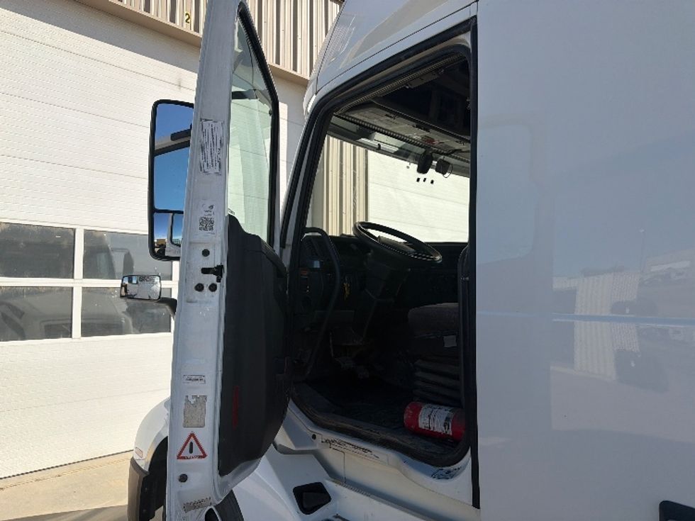 Sleeper Tractor-Heavy Duty Tractors-Volvo-2019-VNL64760-Caldwell-ID-365,884\n\t\tmiles-$ 66,000 - Image 9