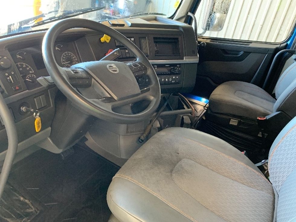 Sleeper Tractor-Heavy Duty Tractors-Volvo-2019-VNL64760-Coburg-OR-574,268\n\t\tmiles-$ 63,000 - Image 10