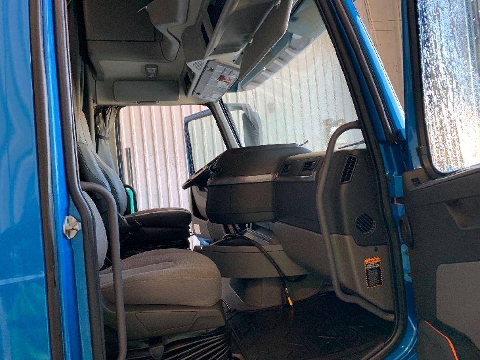 Sleeper Tractor-Heavy Duty Tractors-Volvo-2019-VNL64760-Coburg-OR-574,268\n\t\tmiles-$ 63,000 - Image 13