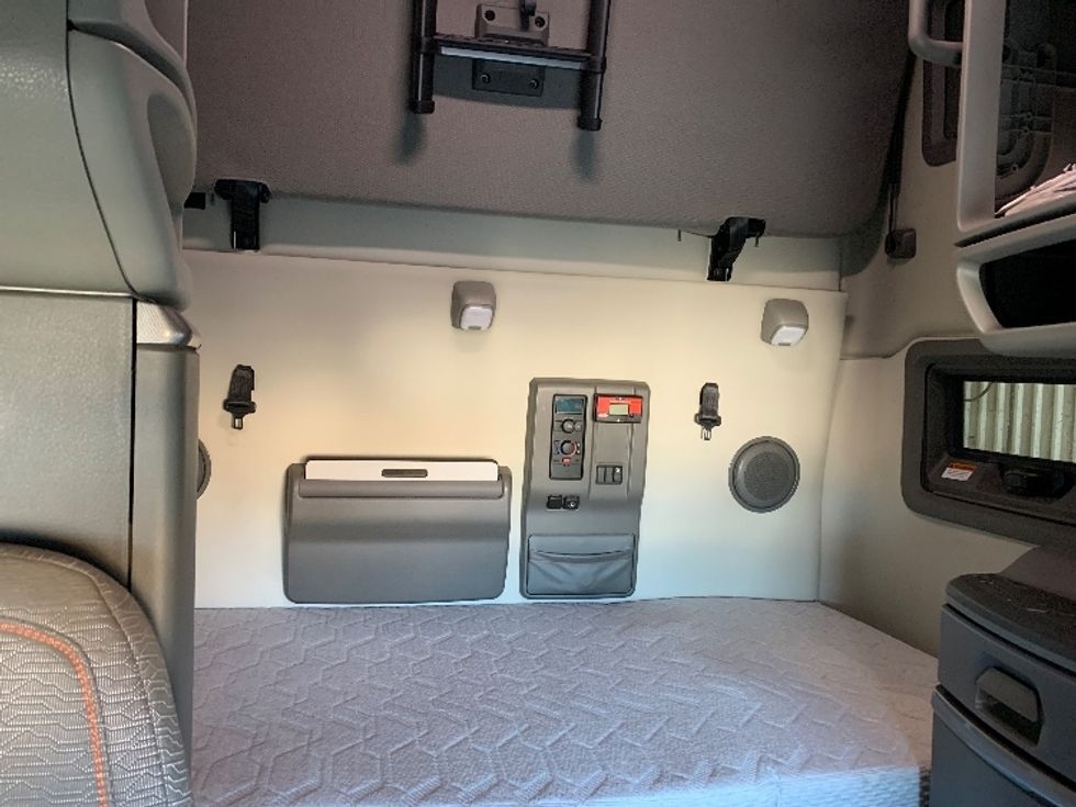 Sleeper Tractor-Heavy Duty Tractors-Volvo-2019-VNL64760-Coburg-OR-574,268\n\t\tmiles-$ 63,000 - Image 15