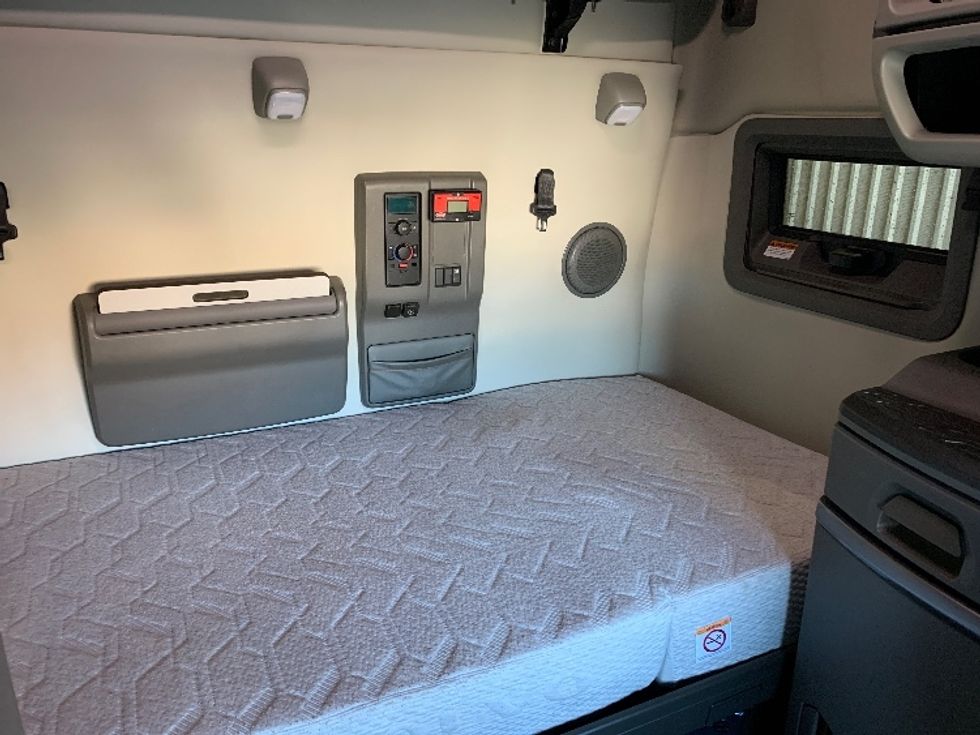 Sleeper Tractor-Heavy Duty Tractors-Volvo-2019-VNL64760-Coburg-OR-574,268\n\t\tmiles-$ 63,000 - Image 16