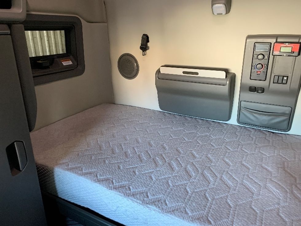 Sleeper Tractor-Heavy Duty Tractors-Volvo-2019-VNL64760-Coburg-OR-574,268\n\t\tmiles-$ 63,000 - Image 17