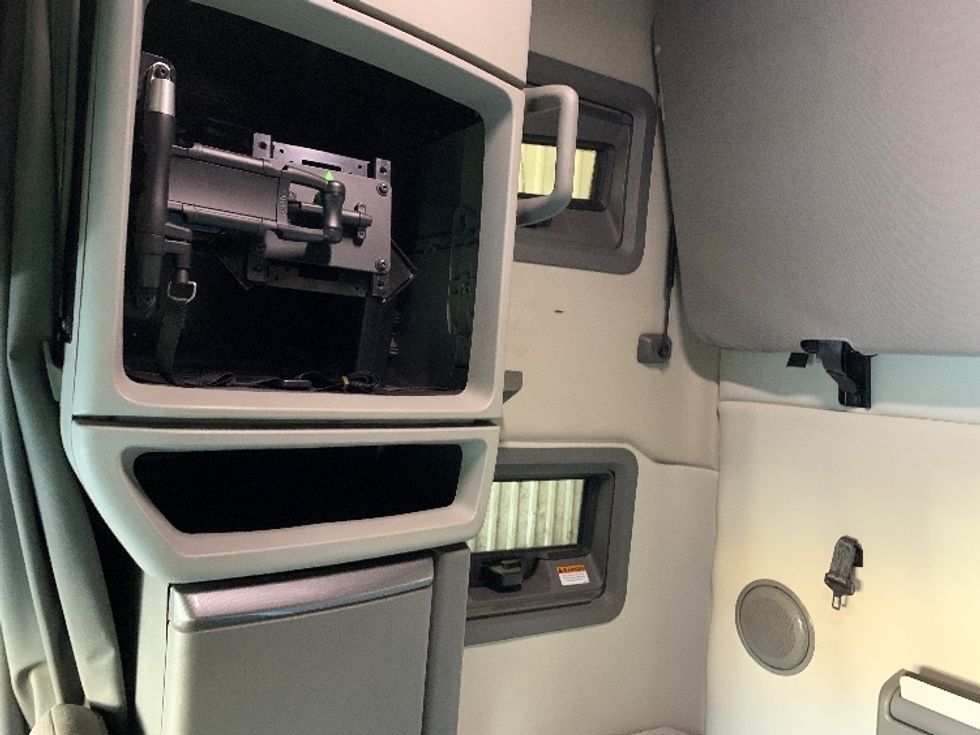 Sleeper Tractor-Heavy Duty Tractors-Volvo-2019-VNL64760-Coburg-OR-574,268\n\t\tmiles-$ 63,000 - Image 18