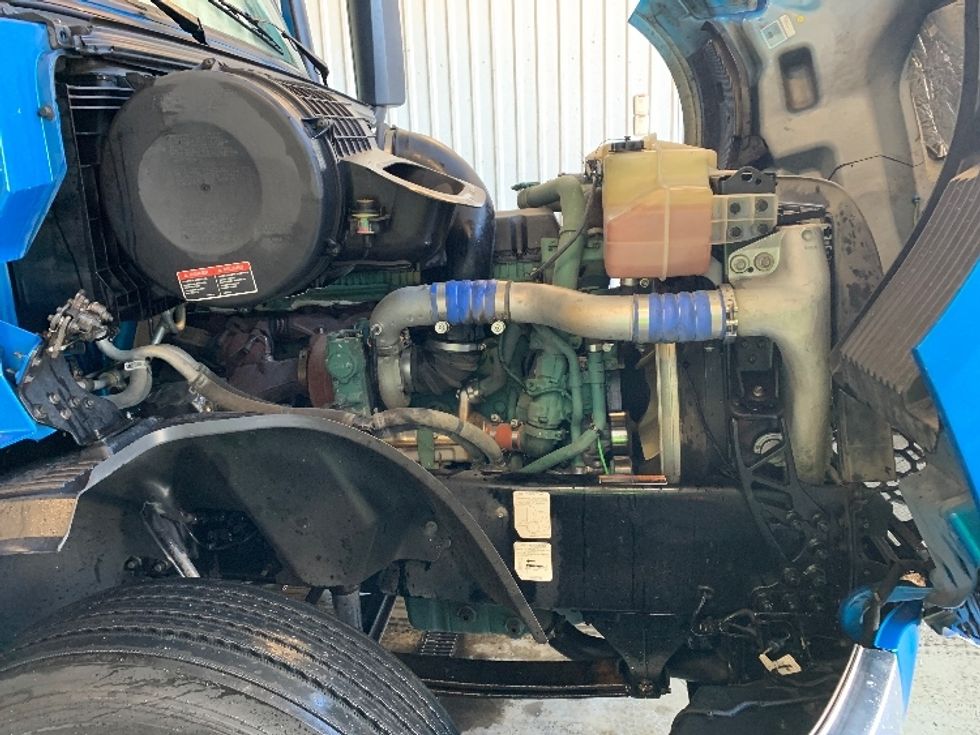 Sleeper Tractor-Heavy Duty Tractors-Volvo-2019-VNL64760-Coburg-OR-574,268\n\t\tmiles-$ 63,000 - Image 19