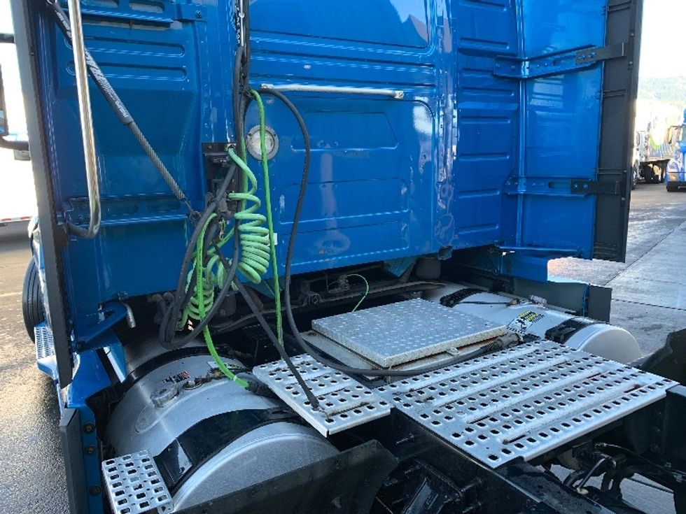 Sleeper Tractor-Heavy Duty Tractors-Volvo-2019-VNL64760-Coburg-OR-574,268\n\t\tmiles-$ 63,000 - Image 21