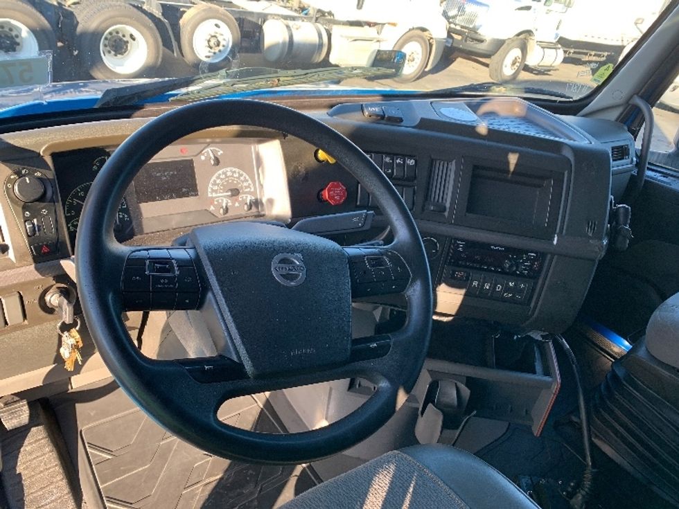 Sleeper Tractor-Heavy Duty Tractors-Volvo-2019-VNL64760-Coburg-OR-608,835\n\t\tmiles-$ 61,250 - Image 10
