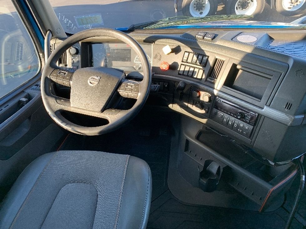 Sleeper Tractor-Heavy Duty Tractors-Volvo-2019-VNL64760-Coburg-OR-608,835\n\t\tmiles-$ 61,250 - Image 11