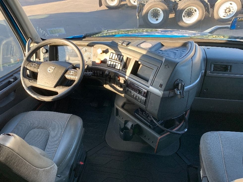 Sleeper Tractor-Heavy Duty Tractors-Volvo-2019-VNL64760-Coburg-OR-608,835\n\t\tmiles-$ 61,250 - Image 12