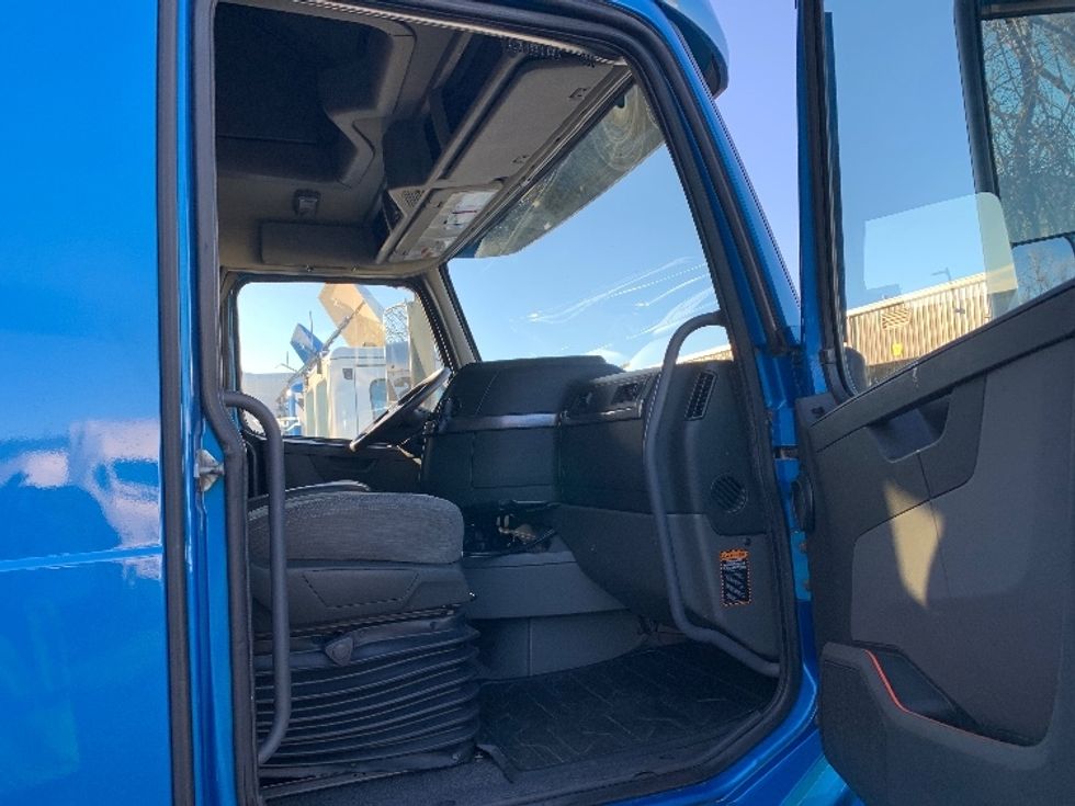 Sleeper Tractor-Heavy Duty Tractors-Volvo-2019-VNL64760-Coburg-OR-608,835\n\t\tmiles-$ 61,250 - Image 13