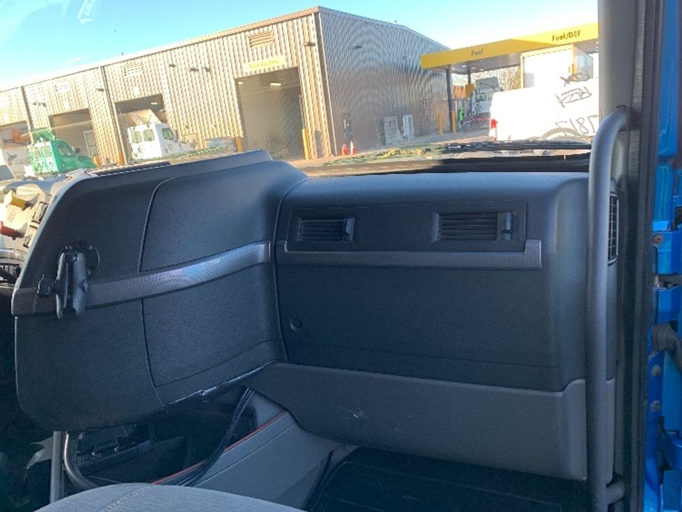 Sleeper Tractor-Heavy Duty Tractors-Volvo-2019-VNL64760-Coburg-OR-608,835\n\t\tmiles-$ 61,250 - Image 14