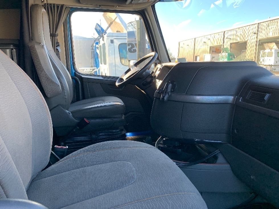 Sleeper Tractor-Heavy Duty Tractors-Volvo-2019-VNL64760-Coburg-OR-608,835\n\t\tmiles-$ 61,250 - Image 15