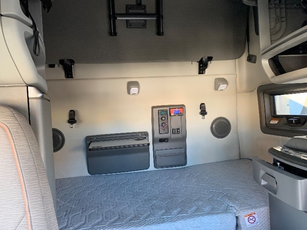 Sleeper Tractor-Heavy Duty Tractors-Volvo-2019-VNL64760-Coburg-OR-608,835\n\t\tmiles-$ 61,250 - Image 16