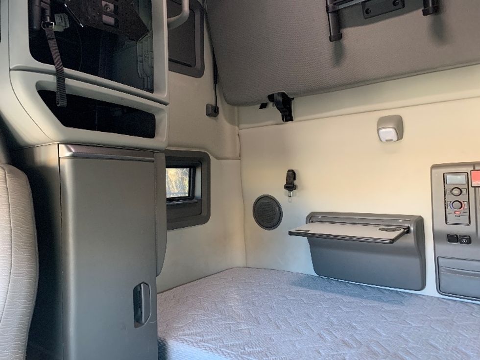 Sleeper Tractor-Heavy Duty Tractors-Volvo-2019-VNL64760-Coburg-OR-608,835\n\t\tmiles-$ 61,250 - Image 18