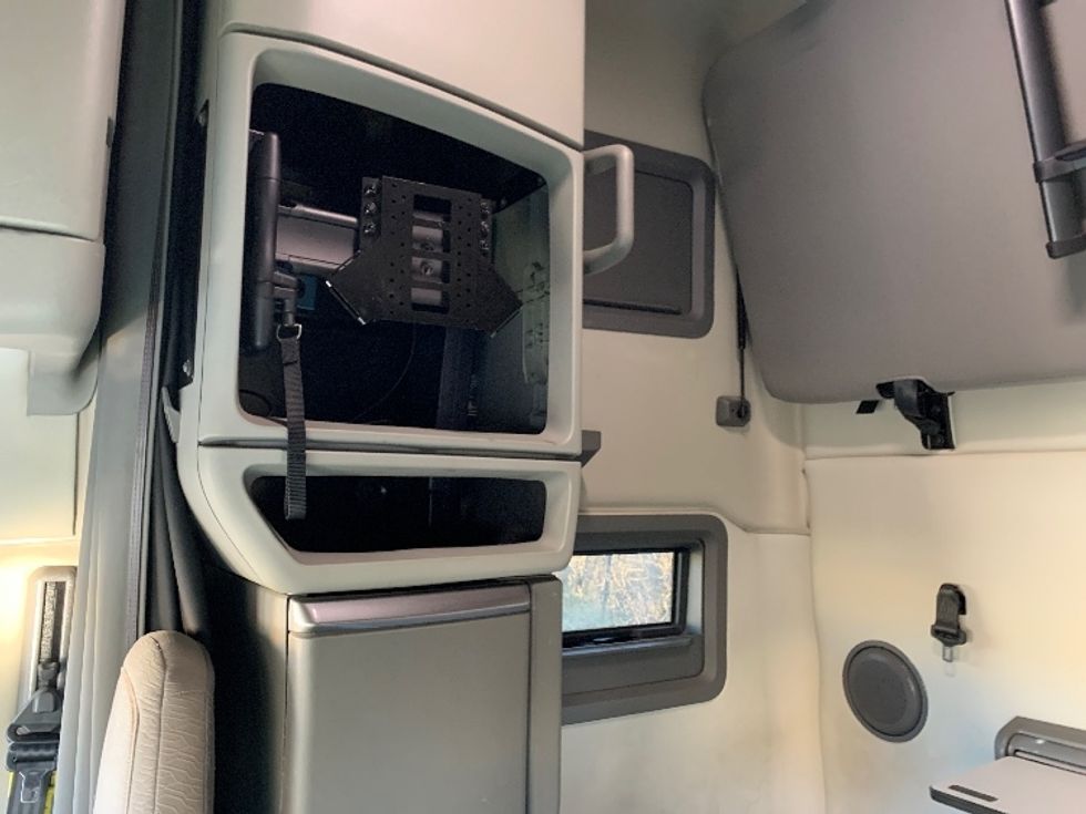 Sleeper Tractor-Heavy Duty Tractors-Volvo-2019-VNL64760-Coburg-OR-608,835\n\t\tmiles-$ 61,250 - Image 19