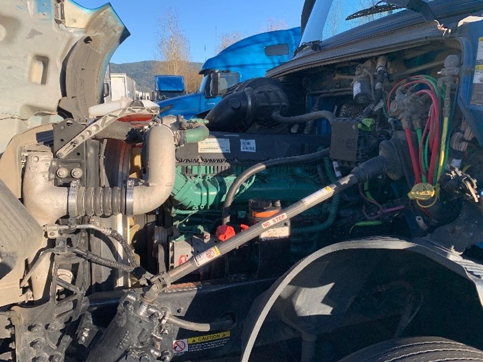 Sleeper Tractor-Heavy Duty Tractors-Volvo-2019-VNL64760-Coburg-OR-608,835\n\t\tmiles-$ 61,250 - Image 21