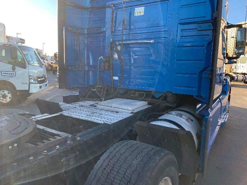 Sleeper Tractor-Heavy Duty Tractors-Volvo-2019-VNL64760-Coburg-OR-608,835\n\t\tmiles-$ 61,250 - Image 23