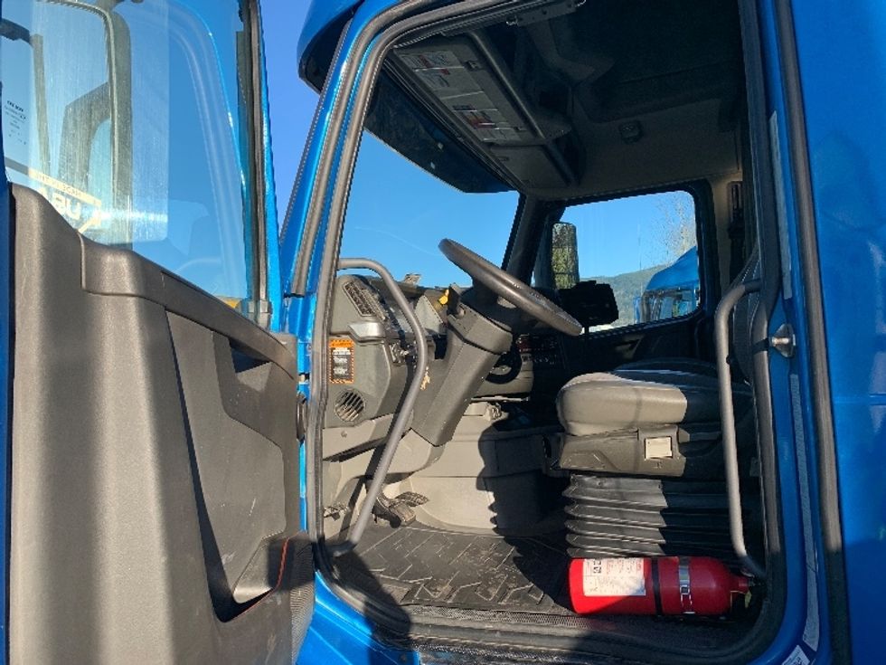 Sleeper Tractor-Heavy Duty Tractors-Volvo-2019-VNL64760-Coburg-OR-608,835\n\t\tmiles-$ 61,250 - Image 9