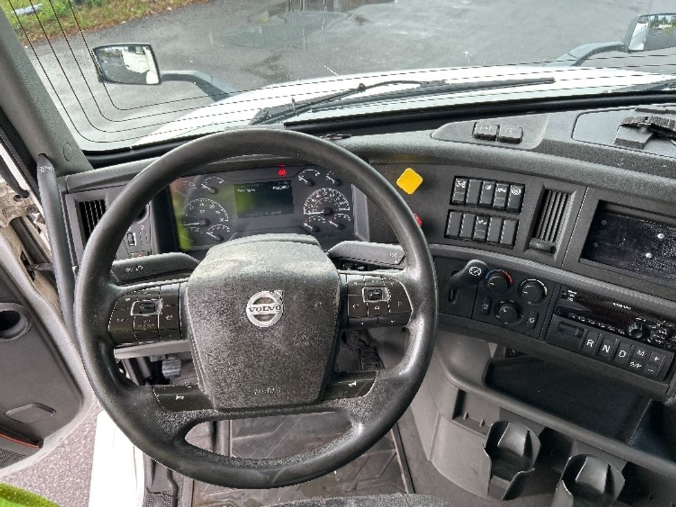 Sleeper Tractor-Heavy Duty Tractors-Volvo-2019-VNL64760-Coxsackie-NY-669,366\n\t\tmiles-$ 51,250 - Image 10