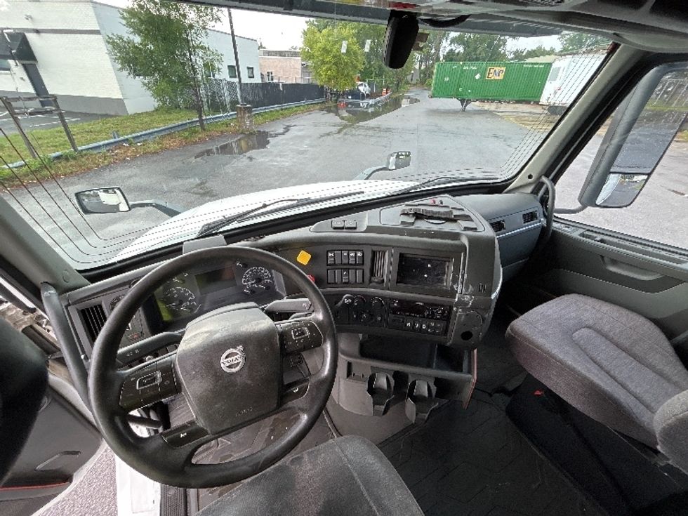 Sleeper Tractor-Heavy Duty Tractors-Volvo-2019-VNL64760-Coxsackie-NY-669,366\n\t\tmiles-$ 51,250 - Image 11