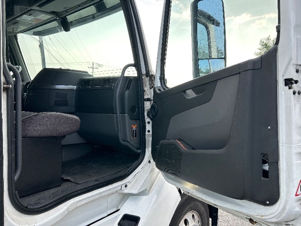 Sleeper Tractor-Heavy Duty Tractors-Volvo-2019-VNL64760-Coxsackie-NY-669,366\n\t\tmiles-$ 51,250 - Image 12