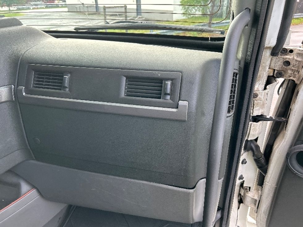 Sleeper Tractor-Heavy Duty Tractors-Volvo-2019-VNL64760-Coxsackie-NY-669,366\n\t\tmiles-$ 51,250 - Image 13