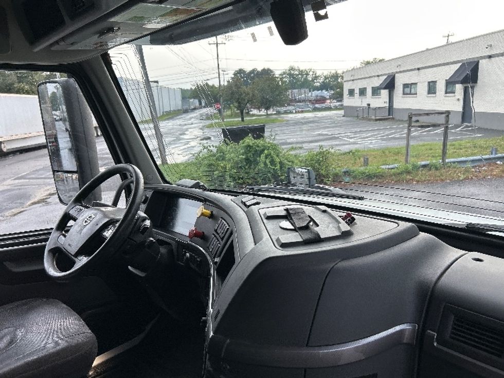 Sleeper Tractor-Heavy Duty Tractors-Volvo-2019-VNL64760-Coxsackie-NY-669,366\n\t\tmiles-$ 51,250 - Image 14