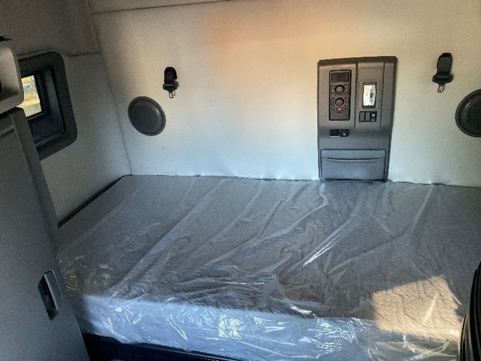 Sleeper Tractor-Heavy Duty Tractors-Volvo-2019-VNL64760-Coxsackie-NY-669,366\n\t\tmiles-$ 51,250 - Image 15