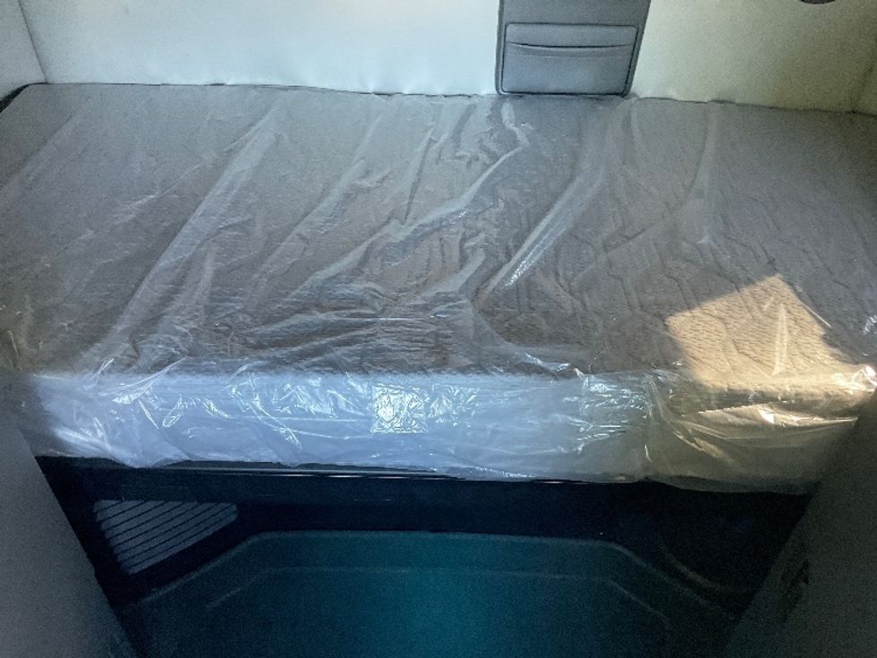 Sleeper Tractor-Heavy Duty Tractors-Volvo-2019-VNL64760-Coxsackie-NY-669,366\n\t\tmiles-$ 51,250 - Image 16