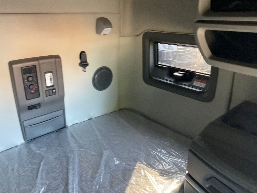 Sleeper Tractor-Heavy Duty Tractors-Volvo-2019-VNL64760-Coxsackie-NY-669,366\n\t\tmiles-$ 51,250 - Image 17