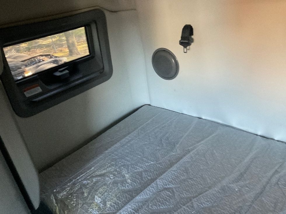 Sleeper Tractor-Heavy Duty Tractors-Volvo-2019-VNL64760-Coxsackie-NY-669,366\n\t\tmiles-$ 51,250 - Image 18