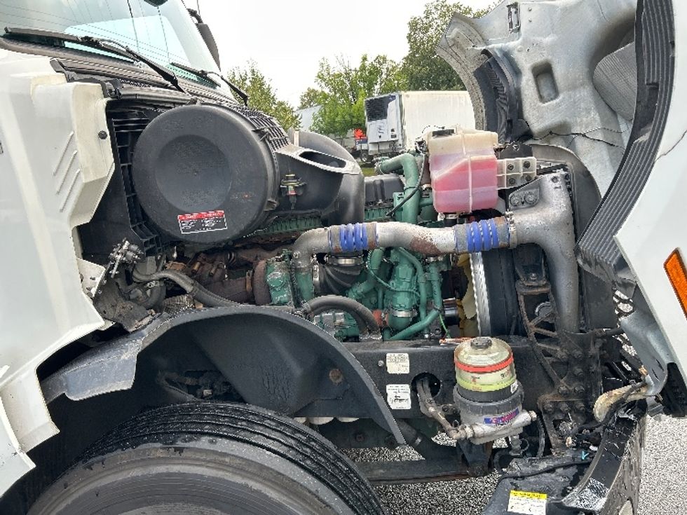 Sleeper Tractor-Heavy Duty Tractors-Volvo-2019-VNL64760-Coxsackie-NY-669,366\n\t\tmiles-$ 51,250 - Image 19