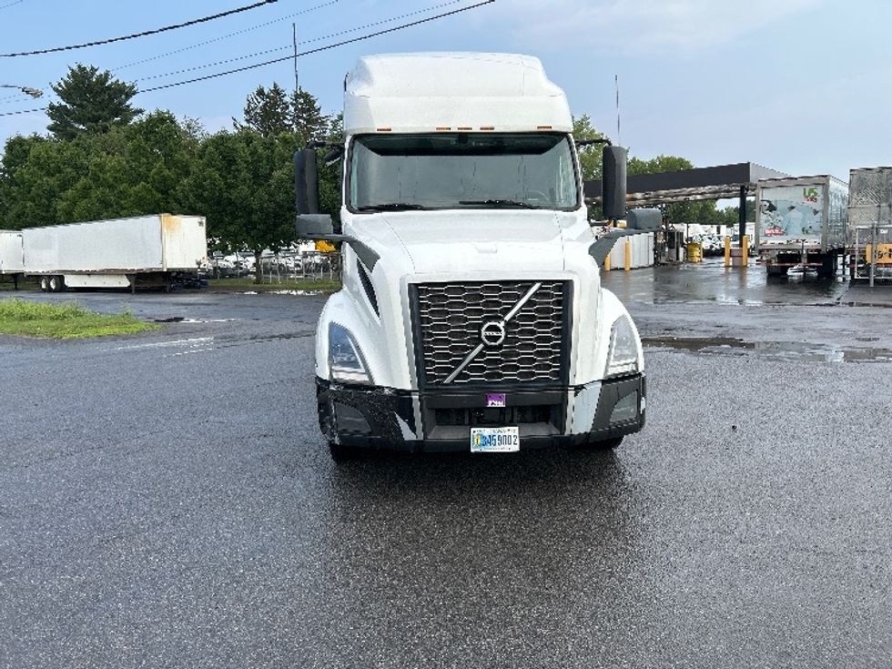 Sleeper Tractor-Heavy Duty Tractors-Volvo-2019-VNL64760-Coxsackie-NY-669,366\n\t\tmiles-$ 51,250 - Image 2